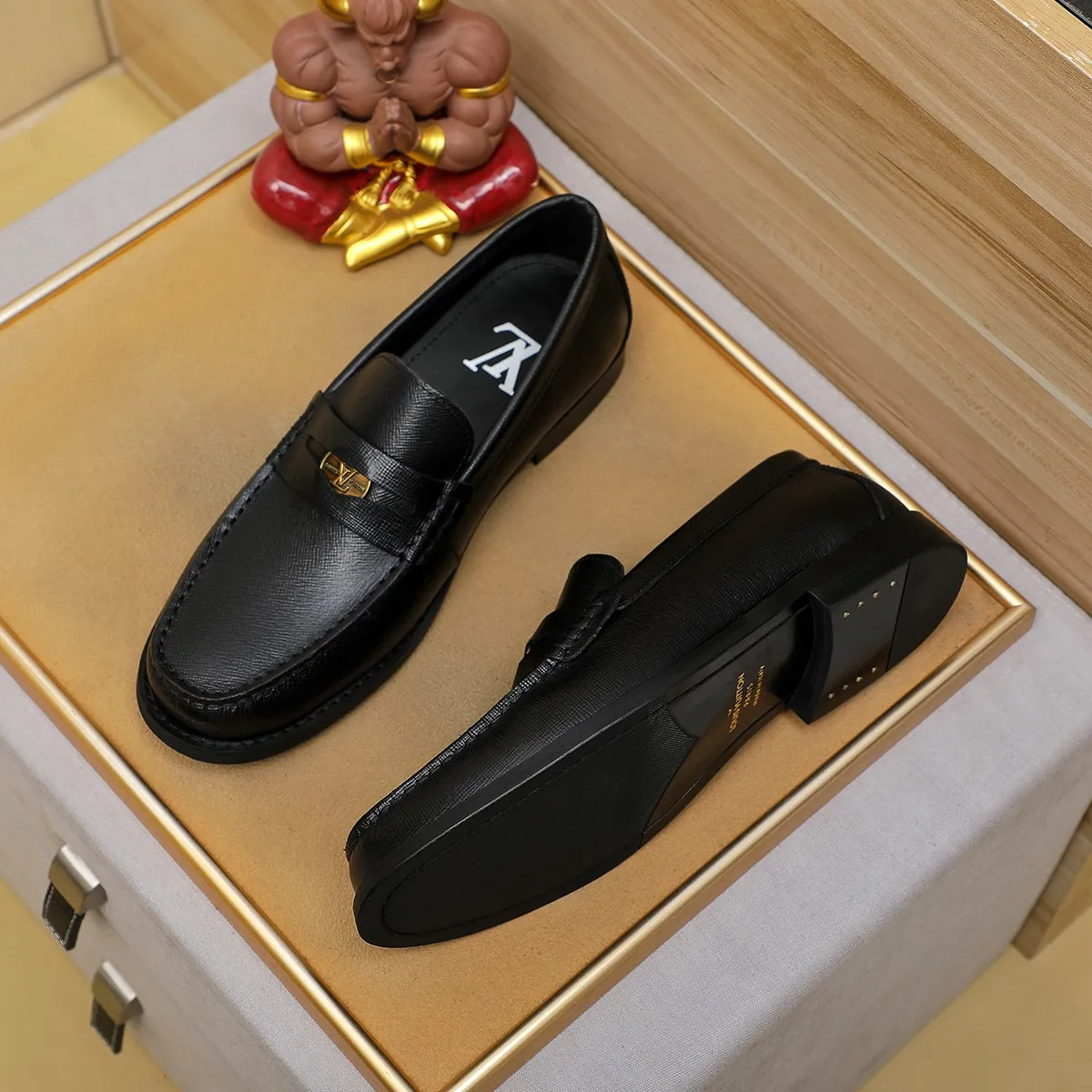 Men's shoes 460 💰 Louis Vuitton LV ® 🆕 model 🔛 full shoe counter, first layer cowhide, 🐂leather lining casual shoes for men, super soft outsole, a must-have for driving. Synchronized with the counter, original first layer cowhide, completely 1:1 mold customization 🌹 top version, color optional! Number: 38-44 (45.46 customized)